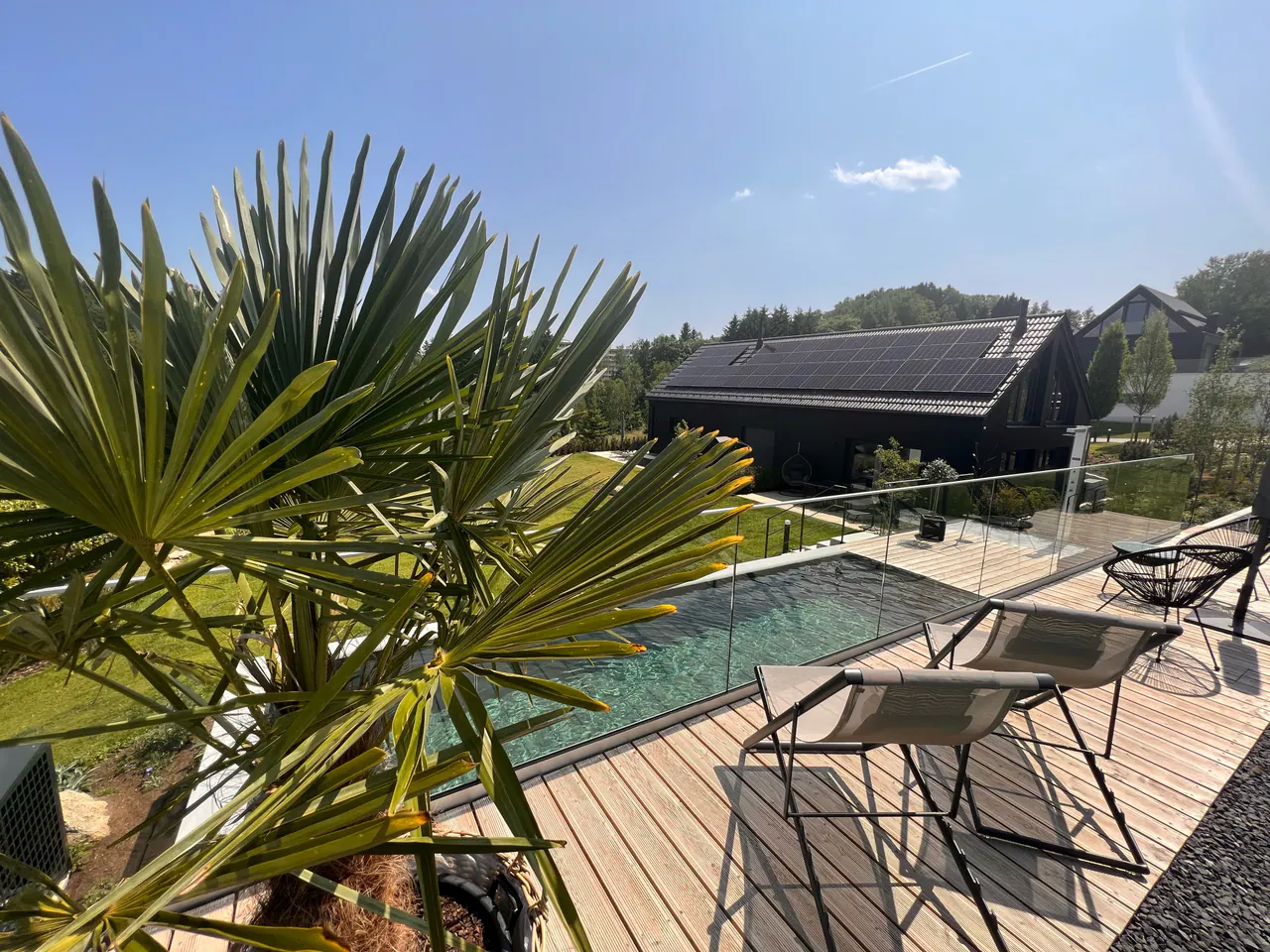 Naturpool der Anlage der Wolfsteiner Bergchalets mit Panorama-Lage
