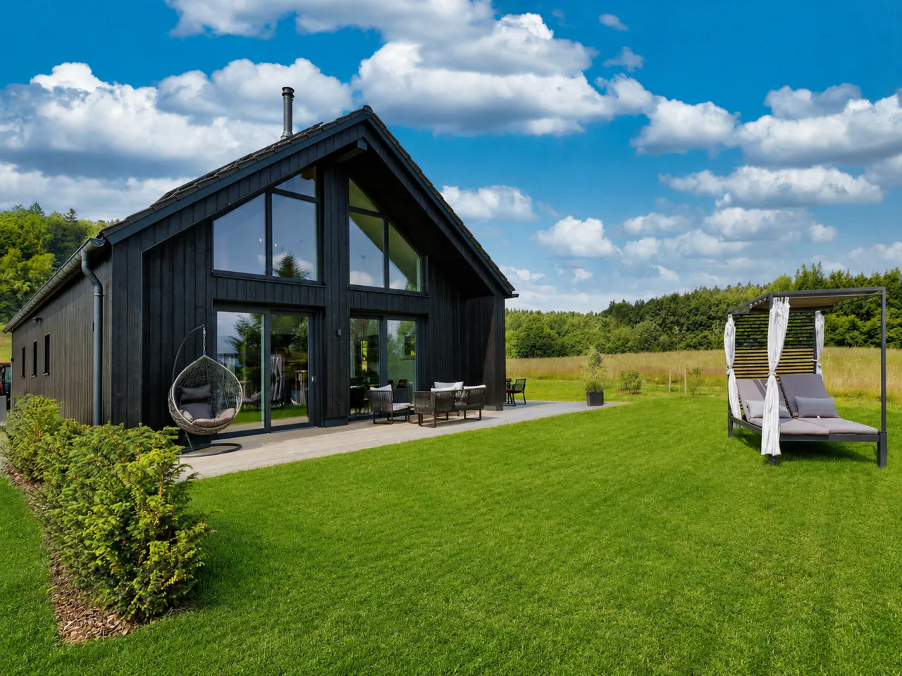 Chalet Panorama Hausansicht mit Rasen und hellem Himmel